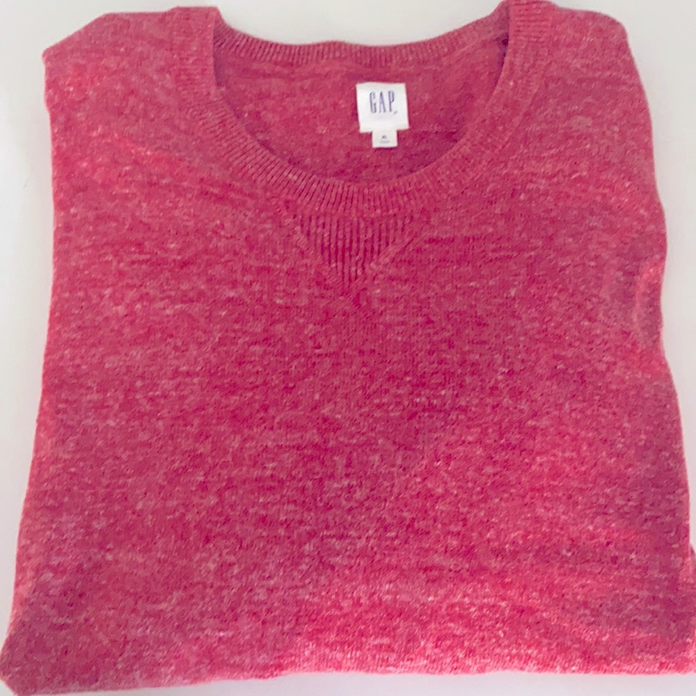 GAP Men’s crew neck lightweight sweater.